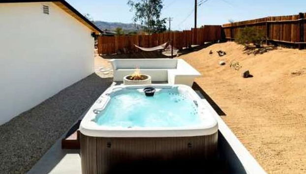 Bañera de hidromasaje al aire libre