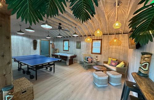 The Sleepy Tiki - game room, tiki lounge, firepit - Foto 27