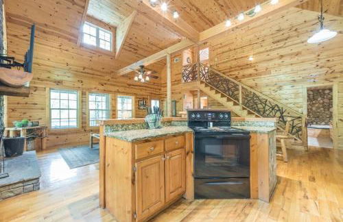 Cozy Creekside Log Cabin w Firepit, Hot Tub, WIFI - Foto 28