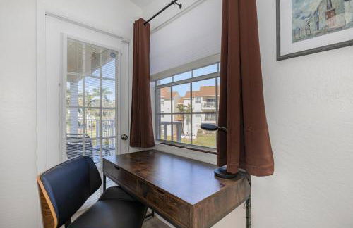 Pondview Modern Farmhouse Condo Half Mile to Beach - Foto 26