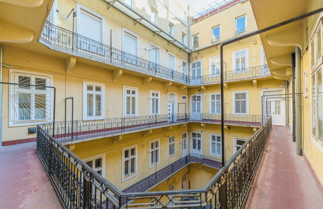 Music Academy Bedroom Suite Café Vian Apartman Kft - Photo 13