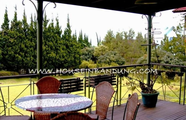 De Villa Istana Bunga by HouseinBandung - Photo 13