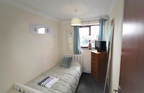 3 Bed Semi - Sleeps 5 - Private Garden & Parking - Quiet Cul De Sac Location - Dog Friendly - Fast Wifi - Close to Motorway Access - Foto 15