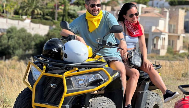 Un couple profitant d'une balade en quad à Mijas