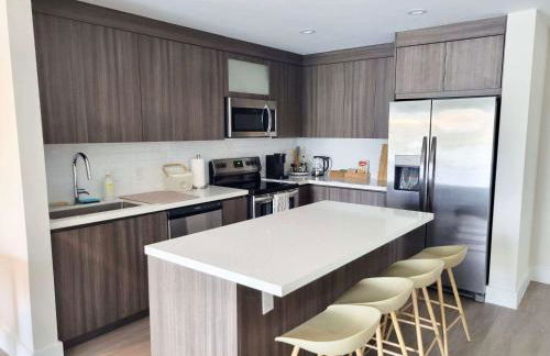 NEW Modern Condo FREE Parking & High Speed Wifi - Foto 2