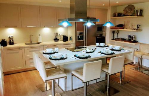 2 Story, 5 Bedroom, 3 Bath Flat, Steps from the Beach & Cliff Walk - Foto 4