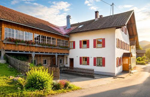 Am Dorfbrunnen in Wertach - Bauernhauscharme im Allgäu - Foto 5
