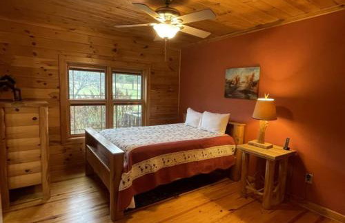 Deluxe log cabin! Pet and motorcycle friendly - enjoy nature with family and friends! 3 Bedroom Cabin by RedAwning - Foto 26