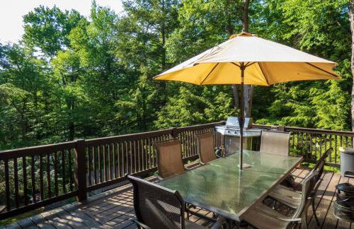 Whimsical Lakefront Chalet - Foto 17