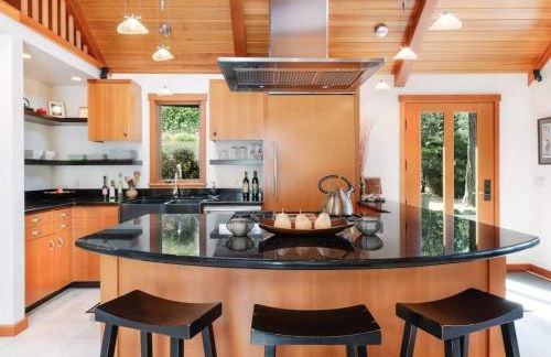 Luxe Beachfront, Hot Tub, Kayaking, Walk to Town - Foto 9