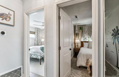 Luxury Home with Hot Tub & Outdoor Oasis blocks from the Beach - Foto 48