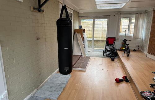 Modern 4BR House with Parking, 8 Mins to Gatwick Airport - Foto 4