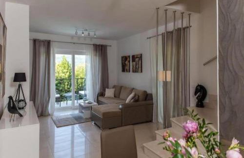 Beautiful Villa surrounded by Greenery with Swimming Pool - Photo 15