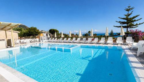 Ninfa Sul Mare Apartments - Piscina con Area Relax e Parcheggio Gratuito - Foto 4, sunbed
