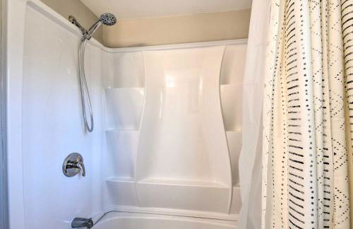 Private Yard and Fire Pit Commerce Home! - Foto 17