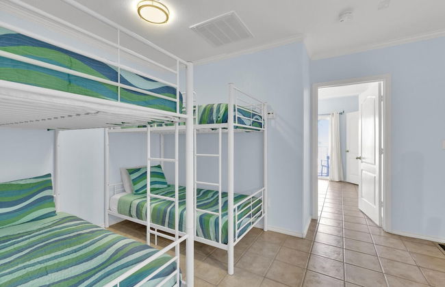 2-story Condo Next to Beach w/ Ocean Views! - Foto 7