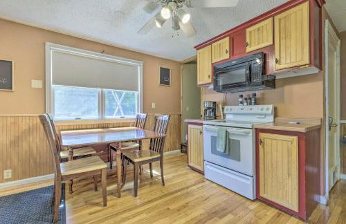 Granby Getaway in the Woods with Spacious Yard! - Foto 7