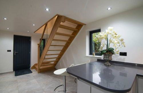 Luxury Coach house next to woodland in Knutsford - Photo 52