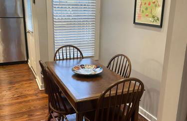 HISTORIC DOWNTOWN KING BED COTTAGE- PARKING and PATIO - Foto 33