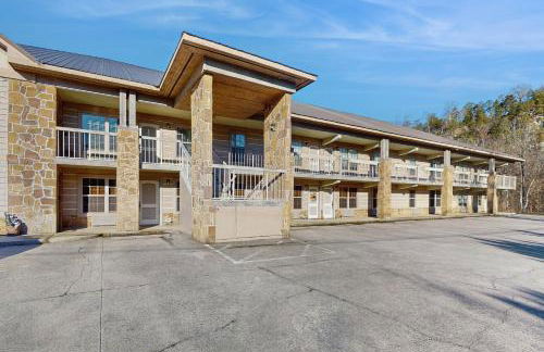 Pool and Riverfront! Couples Retreat in Smoky Mtns - Foto 16