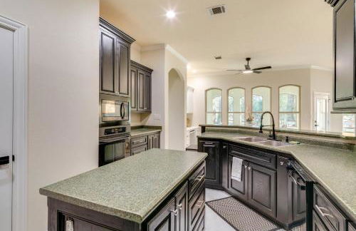 Spacious and Modern Home in Montgomery with Deck! - Foto 12