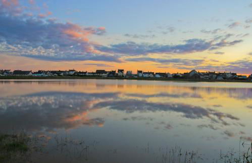 Enlli Fach cabin sleep's 2 adults and 2 children 2 dogs welcome not suitable for contract workers due to parking height restrictions - Photo 33