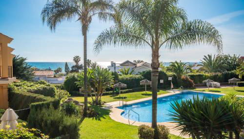 Modern beachside Penthouse with amazing sea views in Costabella, Marbella - Photo 2, Garden, sunbed, Garden view