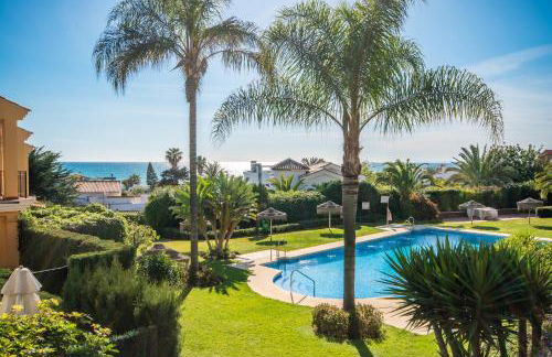 Modern beachside Penthouse with amazing sea views in Costabella, Marbella - Photo 2