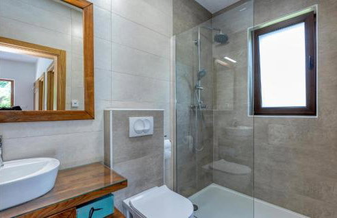 Luxurious Home In Brusane With Sauna - Photo 33