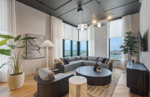 Downtown Condo with Den and Pool Access - Foto 60