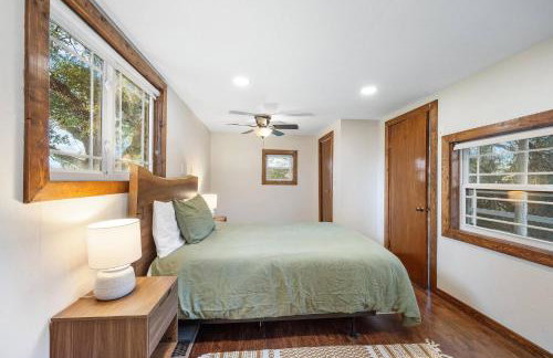 6-min walk to Lake - Home w/Fire-Pit & Pool Table - Foto 4