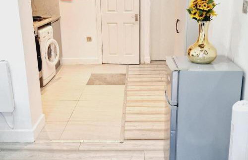 Stunning 1-bed Apartment in Harrow With Parking - Photo 17