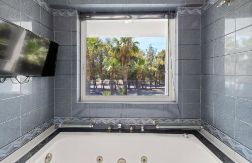 Luxury Villa with Pool, BBQ & Garden in Vouliagmeni - Foto 11