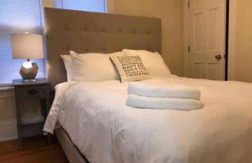 Spacious Home in DT Libertyville Near Naval Base - Foto 17