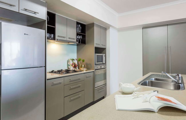 Oaks Brisbane River City Suites - Photo 14