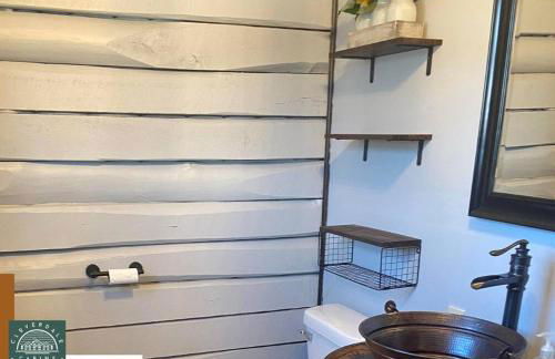 Cozy Cabin with Hottub at Cloverdale Cabins - Foto 19