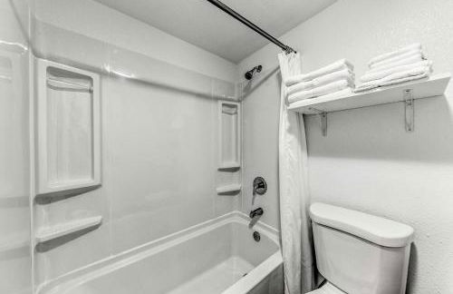 Convenient Tom Picketts Cabin with Mtn View! - Foto 18