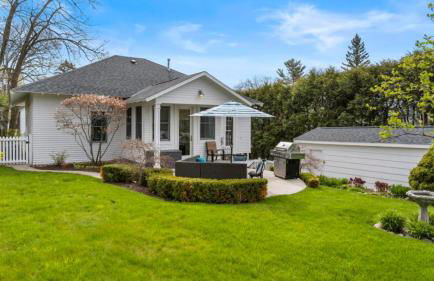 Experience comfort at Andrea Bluff Cottage, a 3-bedroom home in Harbor Springs. - Foto 19