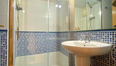 Big Family Terrassa Parking and noise free - Photo 3