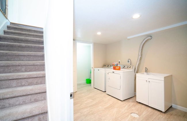 The Meadowlark Manor Spacious Backyard & Hot Tub - Photo 28