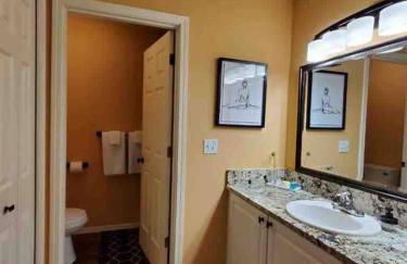 Solar Half-Plex with Chic Style in Country Glen - Foto 5