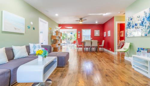 Fun Family-Friendly Poolside Escape Near Beach - Foto 3