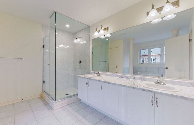 Elegance Modern 4-bedroom Home With Luxury Comforts - Photo 10