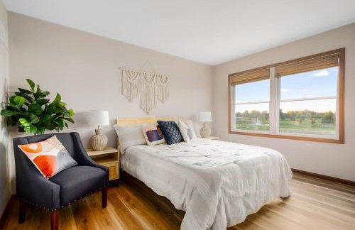 Boho Cleveland Bungalow - Sun-Drenched 2BR with Deck - Foto 2