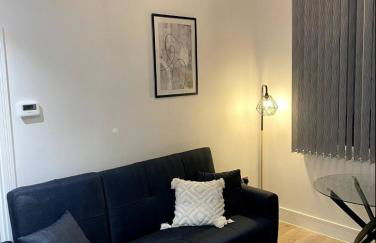 The Hughenden Home - Spacious 2BR Duplex with 2 Bathrooms & Free Secure Underground Parking in Central High Wycombe HP13, Sleeps 7 - Foto 1