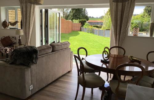 Luxurious 3 bedroom house now with FULL FIBRE INTERNET Shangri la in village of Alfrick with driveway parking for 3 cars in an area of outstanding natural beauty, superb walking,close to Worcester, Malvern showground, theatre, Malvern hills, dogs welcome - Photo 22