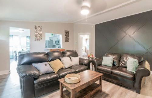 Cozy 3BR Country Retreat with Porch Games & Modern Comforts - Foto 5