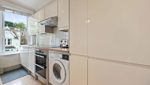 Entire 2 Bed First Floor Flat - Photo 5