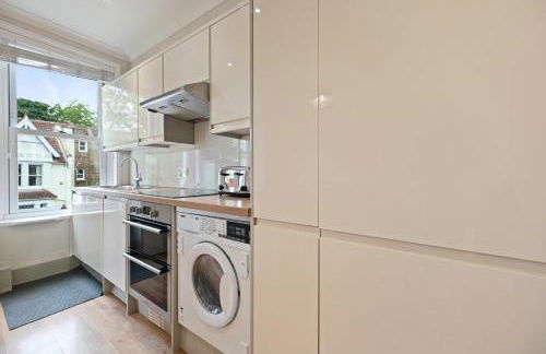 Entire 2 Bed First Floor Flat - Photo 5