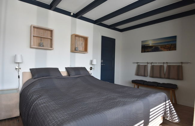 Elegant Studio Near Beach - Photo 8